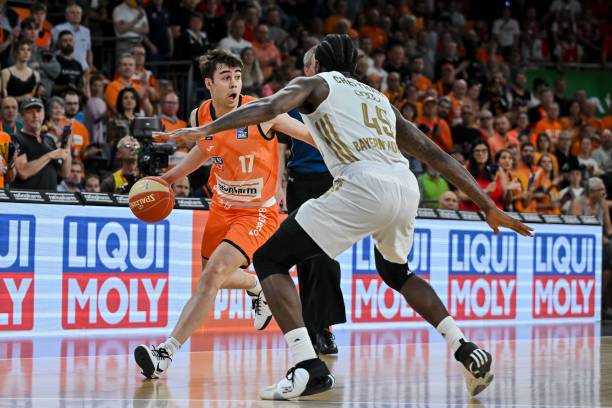 近半数在赛 近半数在赛